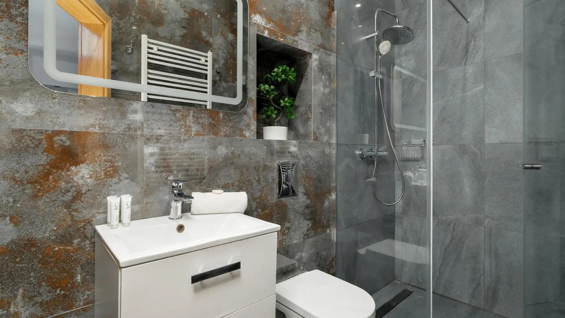 アパート Przytulne Studio Very Berry W Centrum Poznania By Noclegi Renters ポーランド